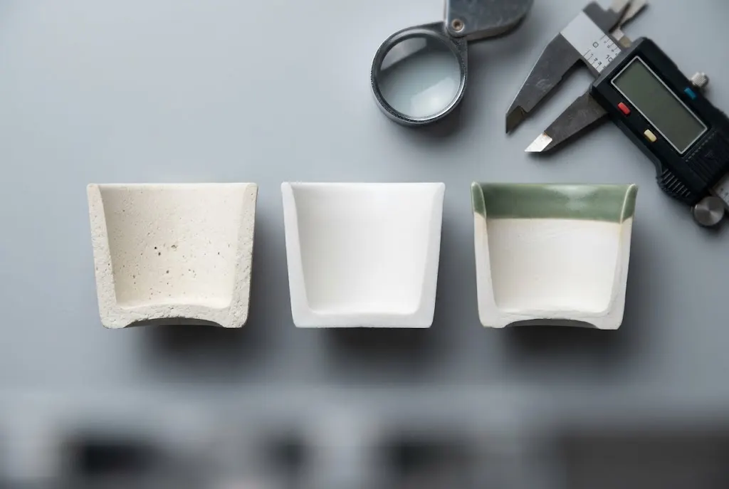 Cross-section comparison of reinforced, magnesium and color glazed porcelain mug rims showing where chipping and glaze failure begin